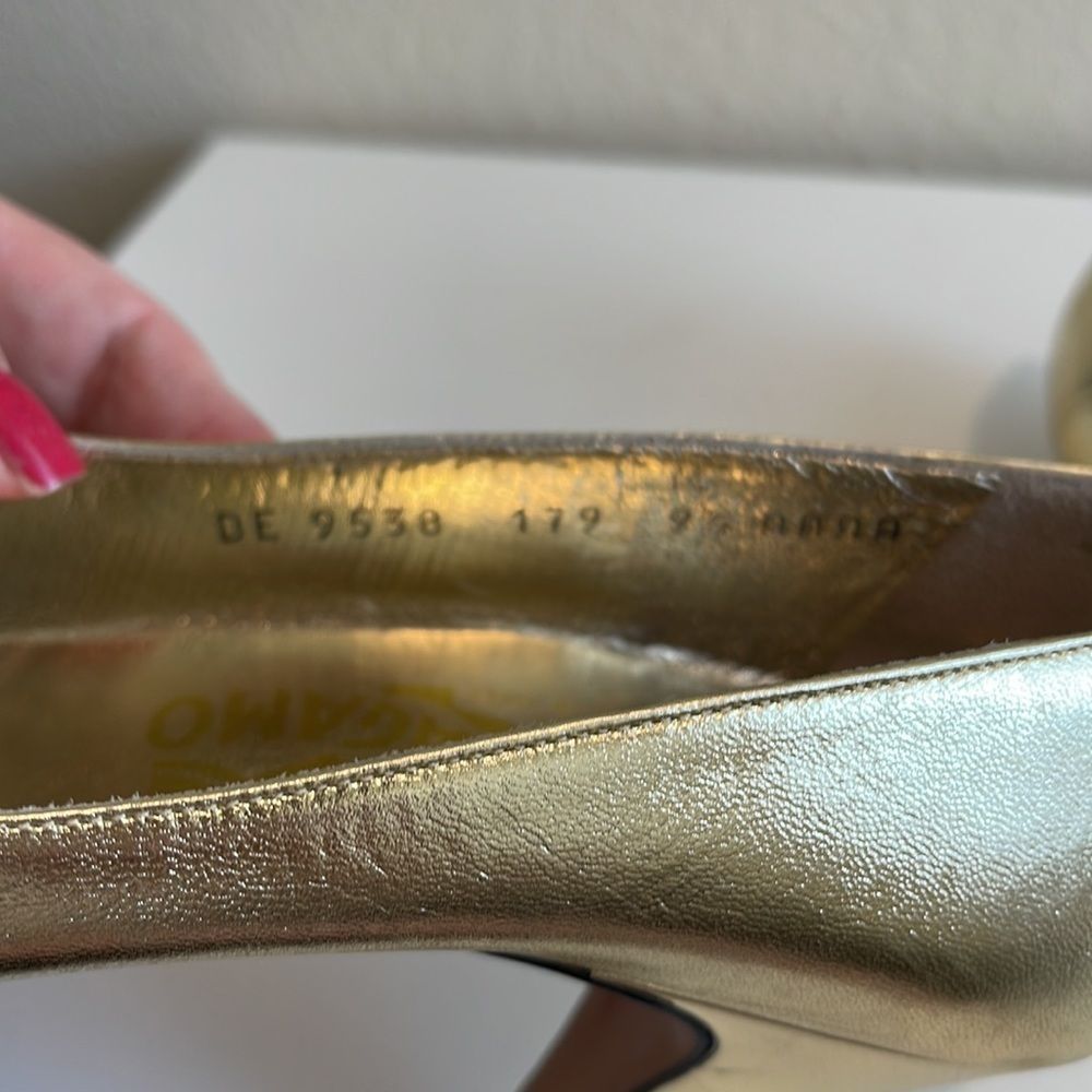 SALVATORE FERRAGAMO GOLD PUMPS VINTAGE - Picture 9 of 15